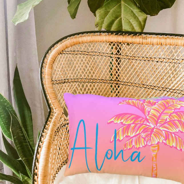 Rosa Tropical Sunset Handflatan Träd Aloha Exdoor Prydnadskudde (A colorful tropical pink palm tree with Aloha in Caribbean blue against an island sunset background!)