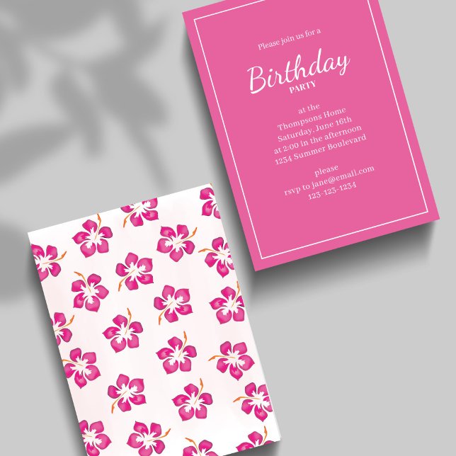 Rosa tropisk blomsterfirande födelsedagsfest desig inbjudningar (Bright pink tropical floral birthday card with modern layout and bold hibiscus pattern backing)