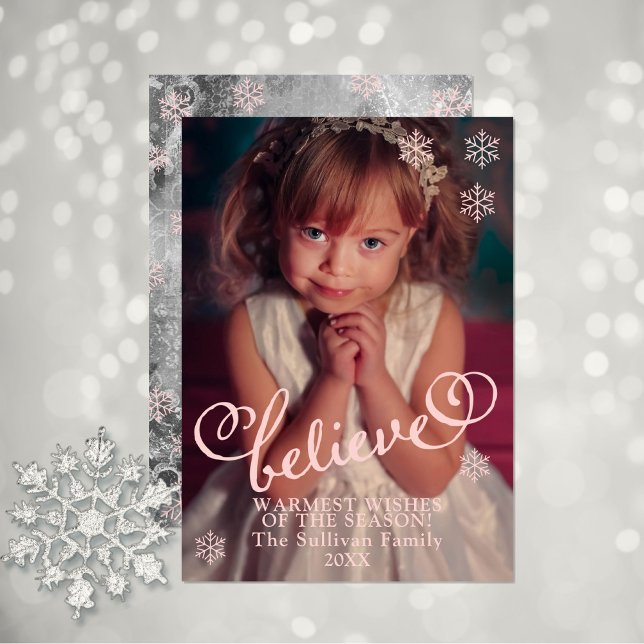  Rosa tror | Snöflingor Julfoto Julkort (Warmest Wishes of the Season with this pink script text and snowflake "Believe" holiday photo card.)