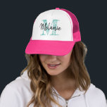 Rosa truckerkeps för kvinnor med monogram vintage<br><div class="desc">Rosa truckerkeps för kvinnor med monogram av vintage. Typografi av Coola för flicka,  syster,  mamma,  fru,  bröllop,  brudtärna.</div>