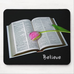 Rosa Tulip på öppen bibel Musmatta