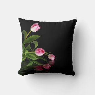 Rosa Tulips med reflektion från Vatten i Svarta Kudde
