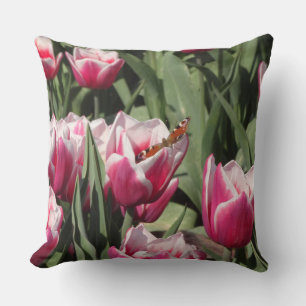Rosa Tulips with Peacock Butterfly Dekorativ kudde