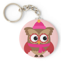 Rosa Uggla med Rosa Scarf Button Keychain