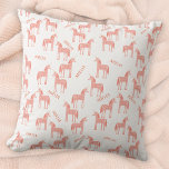 Rosa Unicorn Personlig Namn Kudde<br><div class="desc">Roligt och unik personlig rosa-enhörndesign med ditt barns namn. Perfekt till en daghem eller till en gåva till en babydusch,  en nyfödd bebis-flicka eller ett barns födelsedag. Originalkonst av Nic Squirrell.</div>