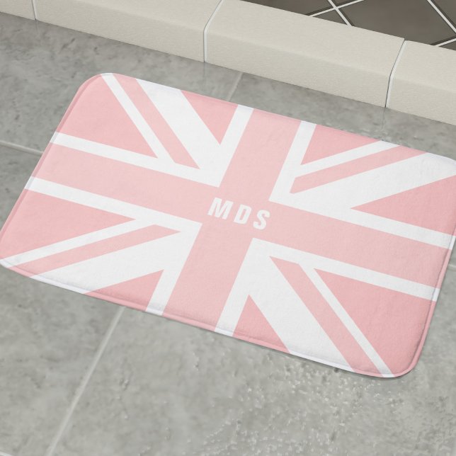 Rosa Union Jack UK Flagga Monogram Bath Mat Badrumsmatta (Long live bubble baths! Add your initials or name to this cute pink UK flag bath mat)