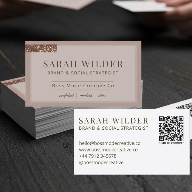 Rosa varumärke & social strateg affärs kort (Never underestimate the power of a great business card. Perfect for brand & social media strategists)