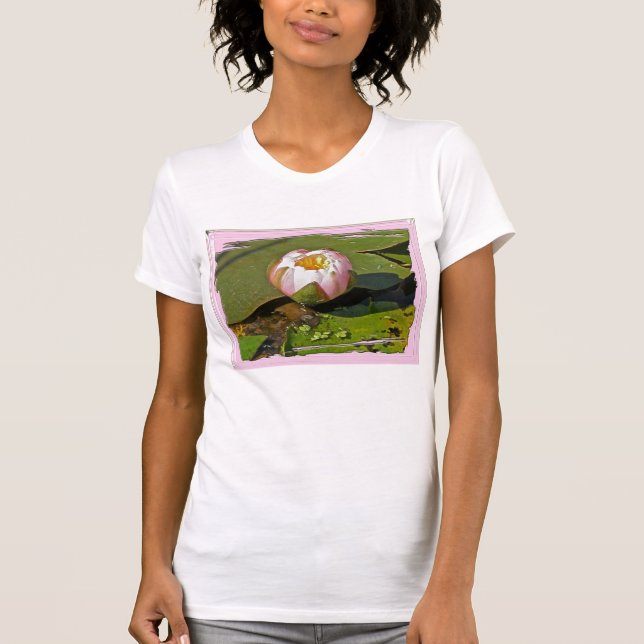 Rosa Vatten-Lily Bud T-Shirt (Framsida)