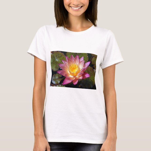 Rosa Vatten Lily Photograph Tee Shirt (Framsida)