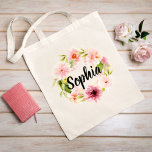 Rosa Vattenfärg Blommor Utandning Namn Tygkasse<br><div class="desc">Personlig till säcksdesignen har ett monogram av namn i ett svart,  modernt skript som är skrivet av en vacker vattenfärgad blommigt med pastellpräglad rosa,   och persikofärgad dahlia och ro-blommor parad med en pulserande grönt. Gör en underbar gåva till din bröllopsfest/brudtärna!</div>