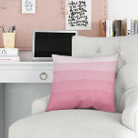 Rosa Vattenfärgspets, färggradient Rand Kudde<br><div class="desc">Vår söta chic dekorativ kudde är perfektens giftiga beröring för din säng, soffa eller sovrum! Utformningen har en färgeffekt med stora övertoningar av vågrät rand i rena rosa-vattenfärger som sminkar. Tryckt på båda sidor. Vi rekommenderar att bomullskudden Klass A får ett uppsving. Vill du att den här designen i en...</div>