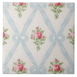 Rosa Victorian Ro w/Blue Ribbon Lattice Kakelplatta<br><div class="desc">Söt Victorian rosa ros bouquets med diagonal lattice av blek blue rosett band och bögar på mjuk eggshell-bakgrund med subtle grått dots. Utformningen är sömlös och skalbar.</div>