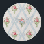 Rosa Victorian Rosor w/Blue Ribbon Lattice Stor Klocka<br><div class="desc">Söt Victorian rosa ros bouquets med diagonal lattice av blek blue rosett band och bögar på mjuk gshell-bakgrund med subtila grått punkter. Design är sömlös och skalbar.</div>