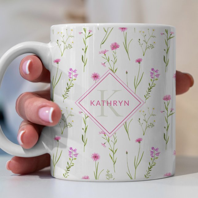 Rosa vild blomsterillustrerad monogram kaffemugg (Skapare uppladdad)