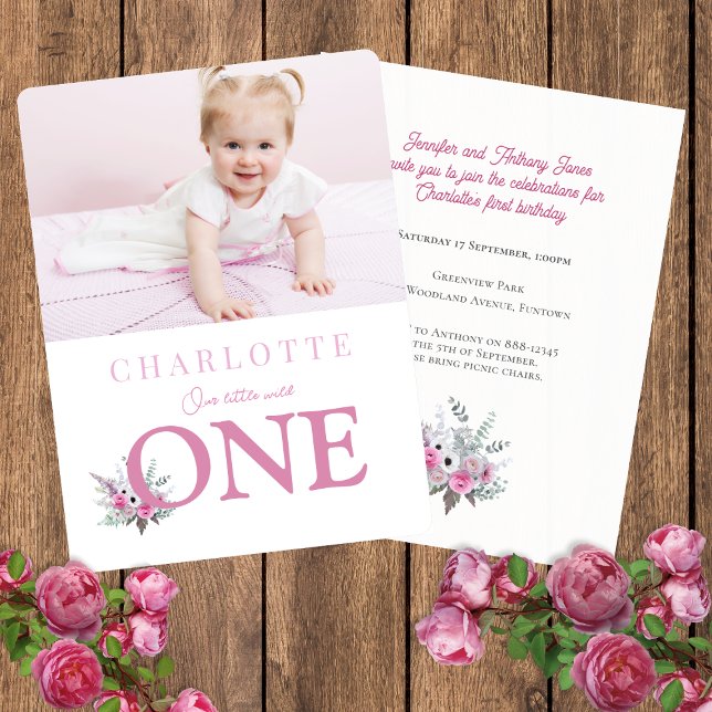 Rosa Vild EN 1:a födelsedag Inbjudningar (Pink Wild ONE 1st birthday Invitation with watercolor flowers and custom photo of the baby)