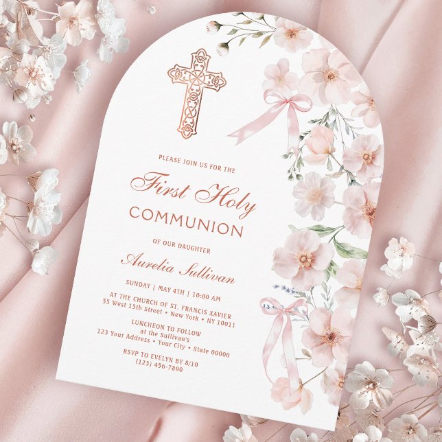 Rosa vilda blommor och bågar First Communion Inbjudningar (Skapare uppladdad)