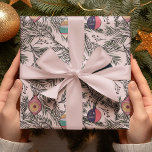 Rosa Vintage jul Ornaments, Gräs, Berries Presentpapper<br><div class="desc">Denna elegant och jultomtens julutformning innehåller handritade illustrationer av vintagens prydnadsföremål som hänger mellan gräs träd nål och dekoreras med vinterröda bär,  allt mot en ljus  bakgrund för rosan.</div>