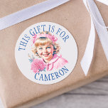 Rosa Vintage Little Girl jul Gift Märkre Runt Klistermärke<br><div class="desc">Personligens Juletiketter. För en liten flicka,  söt liten vintage,  återo flicka i rosa jul till och från märkre.</div>
