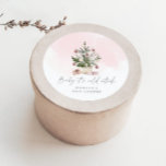 Rosa vintern Baby kallet utanför babyduschen Runt Klistermärke<br><div class="desc">Rosa vintertid Baby dess kall utanför babyduschen Klassisk Round Sticker Matching-artiklar tillgängliga! Kolla samlingen!</div>