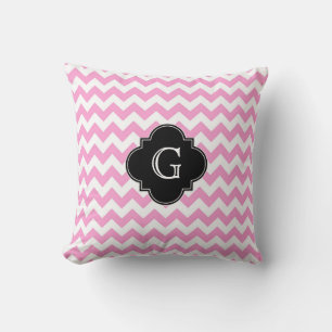 Rosa Vit Chevron Sicksack Svart Fyrklöver Monogram Kudde