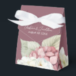 Rosa & Vita Blommor av Hydrangea i Vattenfärg på R Presentaskar<br><div class="desc">Denna romantiska bröllopspresentlåda har en blomsterdesign i vattenfärg med rosa och vita hydrangeor på en rödlätt bakgrund. Ömtåliga buketter med hydrangeor är avbildade runt den nedre delen.</div>