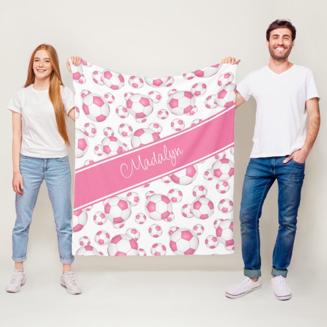 rosa, vita fotbollar mönster fleecefilt (På plats)