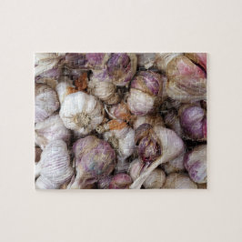 Rosa vitlöksbakgrund med hel vitlöksbakgrund lökar pussel