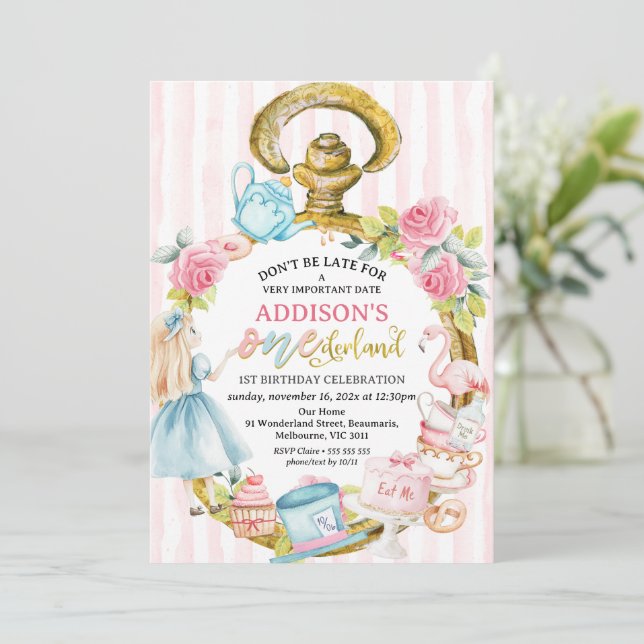 Rosa Watch Alice i Onederland 1:a födelsedagen Inbjudningar (Stående Fram)