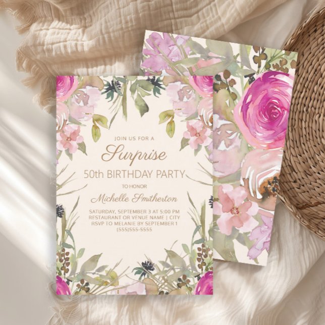 Rosa Watercolor Blommigt Surprise 50:e födelsedage Inbjudningar (Elegant pink watercolor floral and sage green leaves surprise 50th birthday party invitation)