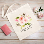 Rosa Watercolor Flowers Bouquet Bröllop Monogram Tygkasse<br><div class="desc">Personlig till säcksdesignen har ett monogram av briden & groom-datumet namn och bröllop med ett vackert vattenfärgsfärgat målat blommigt-bouquet-mönster med pastellernas rosa,   och persikofärgade vår dahlia- och ro-blommor parade med vibrerande grönt-löv.</div>