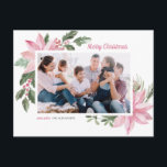 Rosa Watercolor Poinsettia Ram julfoto Helg Vykort<br><div class="desc">God Jul! Skicka semesterhälsningar till familj och vänner med det här anpassadet botaniskt julvykort. Den har en vattenfärgad illustration av rosa poinsettias,  bär,  bomull och hollier. Anpassa genom att lägga till foton och egna texter. Det här rosa blommigtens julkort finns i en mängd olika kartonger.</div>