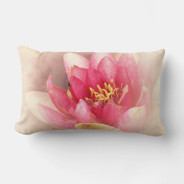 Rosa Waterlily Pastel Lumbar Pillow Lumbarkudde (Framsida)
