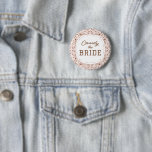Rosa Western Cowgirl Theme Anpassningsbar Bride Knapp<br><div class="desc">En roligt som gör det möjligt för medlemmar av brudens sida, familj och vänner att lära känna varandra, dessa knappar för personlig har en rosa och brunt western bandanmotiv och är enkla att redigera text. Runt upp flickorna för en bachelorette helg i Nashville och gå ut i stan i din...</div>