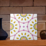Rosa White & Gult Moroccan Mönster med diamanter Kakelplatta<br><div class="desc">Luxuriös dekorativ keramisk plattform av elegant med sömlös mönster av geometriska former i pastellform,  rosa och gult och dekorerad med rosa och gult diamanter.</div>