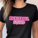 Rosa White Pickleball Squad Team Group Namn T Shirt<br><div class="desc">Dam,  har du en pickleball-grupp som du kärlek ska spela med och umgås med efter? Kallar du dig själv "Pickleball Squad"? Om så är fallet,  så är det här den perfekt betleball t-shirt du har! Med roligtens rosa och vita bokstäver är det säkert att det står ut.</div>