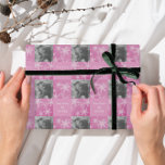Rosa White Snowlfejk Minimalist Photo jul Presentpapper<br><div class="desc">Den här eleganten som omsluter papper kombinerar en aktiv rosa-bakgrund som är försedd med ett tunt vitt snöflingor och en snyggt-schackbräda som har en enda utbytbar familj eller ett par foton. Den ömtåliga, snöre-liknande snöflingan mönster tillför en charmerande helgdag, medan manuset "Glad helg" och anpassadet namn fält gör detta omslag...</div>