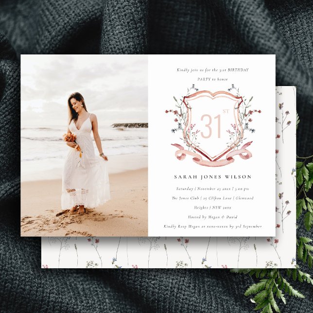 Rosa Wildblomma Monogram Vapensköld Foto Birthday Inbjudningar (Skapare uppladdad)