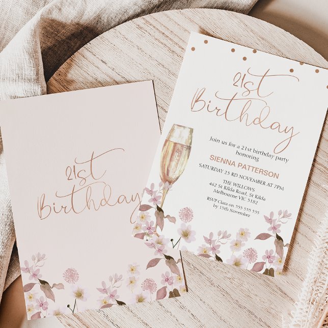 Rosa Wildblommor Glass 21:a födelsedagsinbjudan Inbjudningar (Wildflowers and champagne glass 21st birthday invitation also featuring a faux rose gold heading.)
