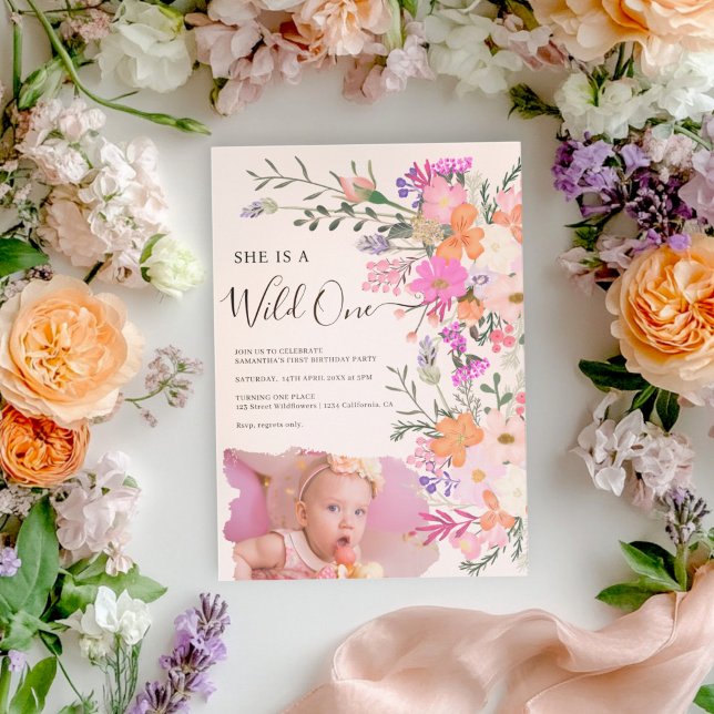 Rosa Wildblommor Vild ett foto första födelsedag Inbjudningar (Pink Wildflowers Wild One Photo First Birthday Invitation)
