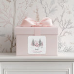 Rosa Winter Cottage jul Fyrkantigt Klistermärke<br><div class="desc">Den här charmerande juldekalen har en mjuk vattenfärgad illustration av en rosa som omges av snögrevar och obarmhärtig vintertid träd. Eleganten "God jul" hälsning är tryckt i ett känsligt serif-teckensnitt, vilket ger en mysigt och festlig tryckning. Anpassade med en familj namn är detta visuella klistermärke perfekt för att sprida varm...</div>