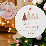 Rosa Winter Onderland Girl 1st Birthday Julgransprydnad Keramik<br><div class="desc">Rosa Winter Wonderland Girl 1st Birthday Bjud Rosa julgranar Tema är perfekt för minimal och modern födelsedagsfest! Välj vår pastellmodell för  regnbåge för dina barn 1:a födelsedag party.</div>