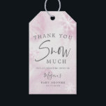 Rosa Winter Wonderland Tack Snö Mycket ch Presentetikett<br><div class="desc">Elegant babyduschfavärde-tagg med illustration av ett vitt glödande snöflingor på en rosa vattenfärgsbakgrund. I texten står det: "Tack snö så mycket".</div>