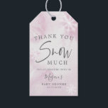 Rosa Winter Wonderland Tack Snö Mycket ch Presentetikett<br><div class="desc">Elegant babyduschfavärde-tagg med illustration av ett vitt glödande snöflingor på en rosa vattenfärgsbakgrund. I texten står det: "Tack snö så mycket".</div>