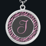 ROSA ZEBRA TRYCK FINARE BREV I SILVERPLÄTERAT HALSBAND<br><div class="desc">Skript brev I i rosa på svart och rosa zebra tryck.</div>