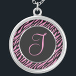 ROSA ZEBRA TRYCK FINARE BREV I SILVERPLÄTERAT HALSBAND<br><div class="desc">Skript brev I i rosa på svart och rosa zebra tryck.</div>