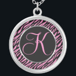 Rosa zebra tryckfinarebrev K Silverpläterat Halsband<br><div class="desc">Skriva brev K i rosor på en svart- och rosazebra tryckbakgrund.</div>