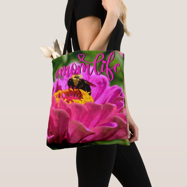 Rosa zink med humlor, rosa blommor, sött bin tygkasse (Närbild)