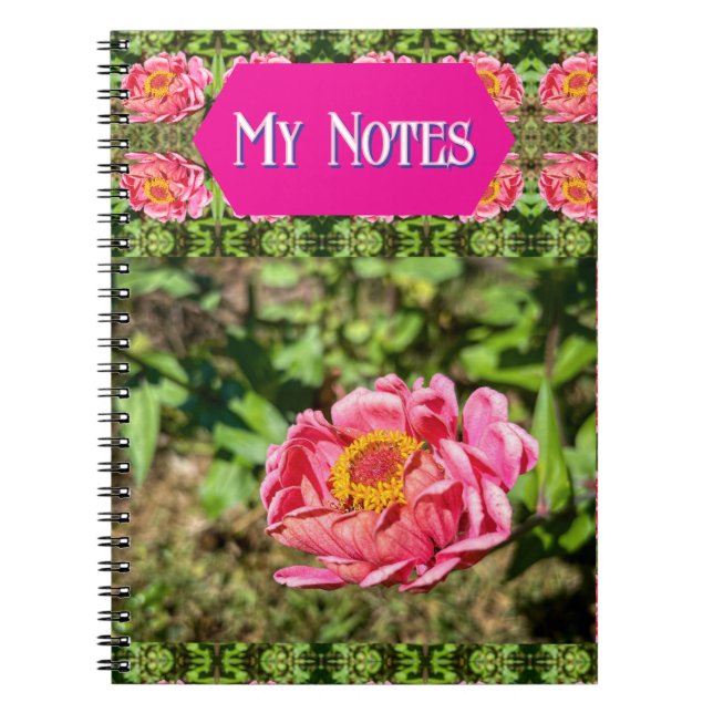 Rosa Zinnia med Gult Center Matta Anteckningsbok (Framsidan)