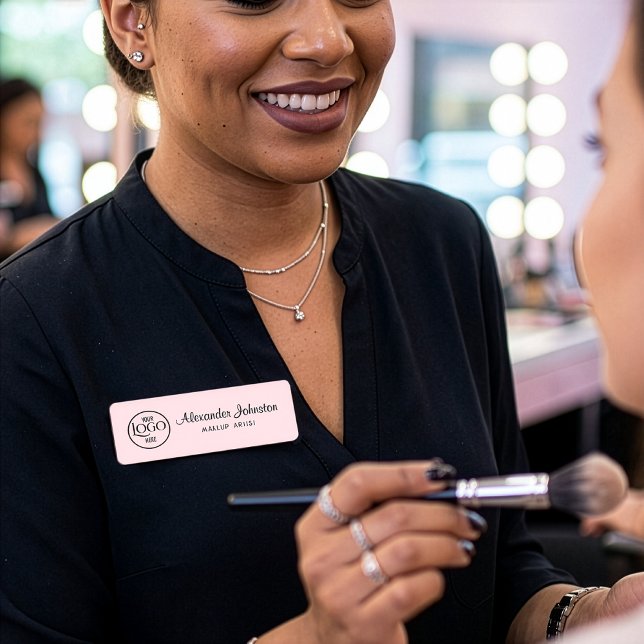 Rosabruten medarbetarvarumärke med logotyp namnbricka (Blush Pink with Black Script Makeup Peronalized Name Tag)