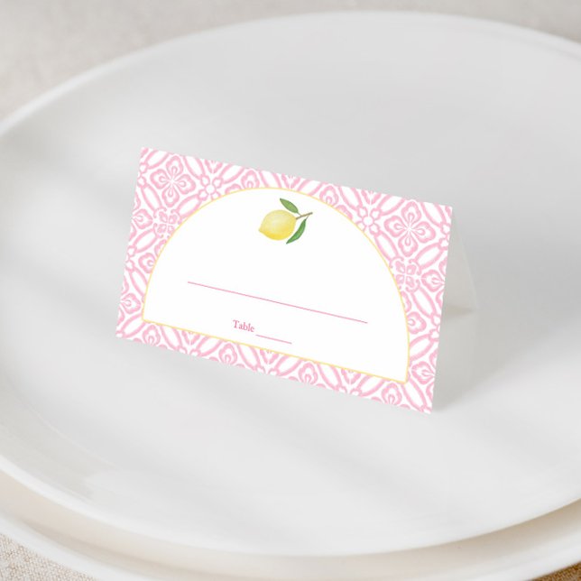 Rosafärgad Citrus Kvinna Bröllopsdusch Fest Med Bå Placeringskort (Pretty pink and white wedding shower place cards featuring vintage italian tile detail and lemon)